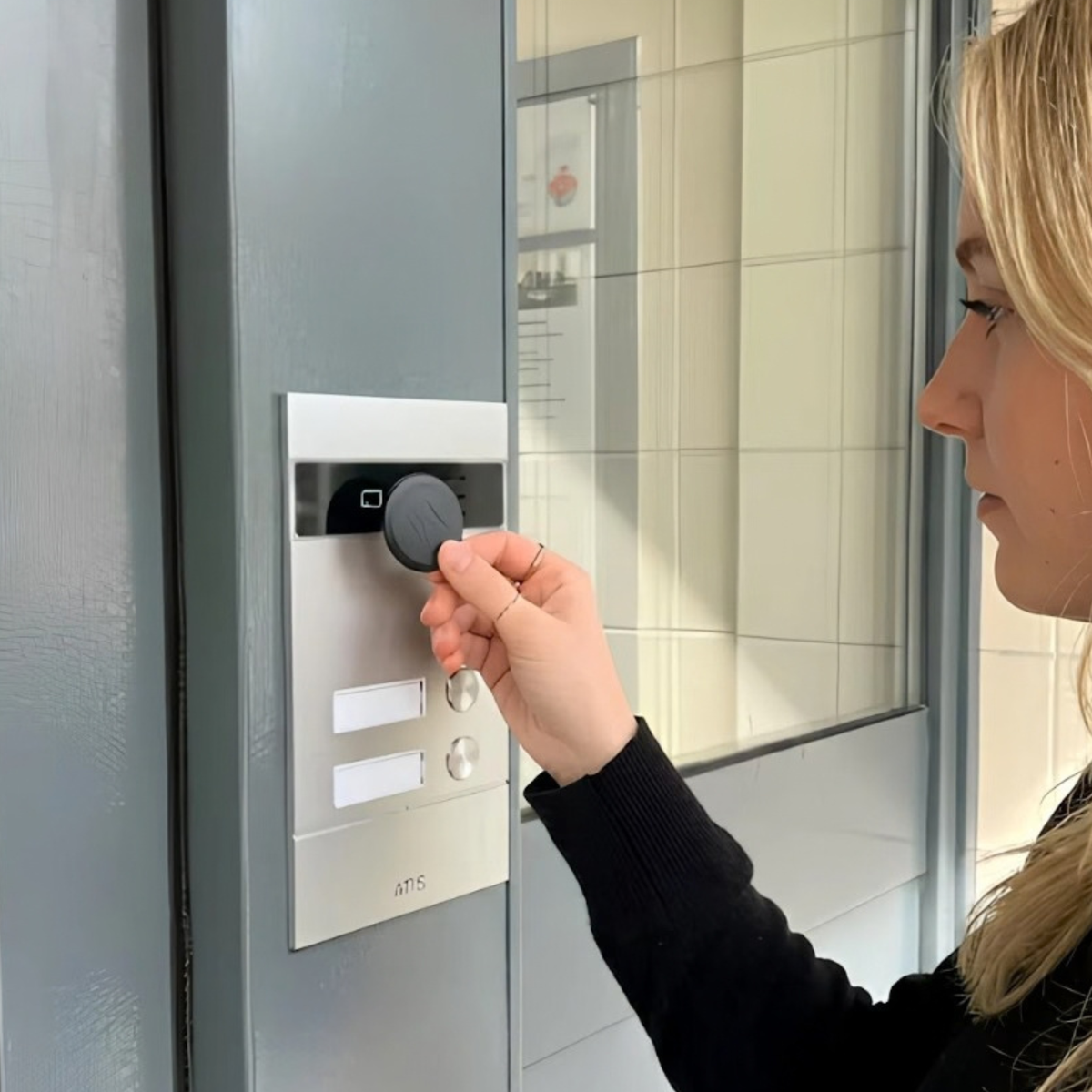 Kit citofonico a 2 fili antivandalismo per 2 appartamenti con lettore RFID | Completo di citofoni e alimentatore | Facilissimo da installare. Installazione a incasso e a parete.